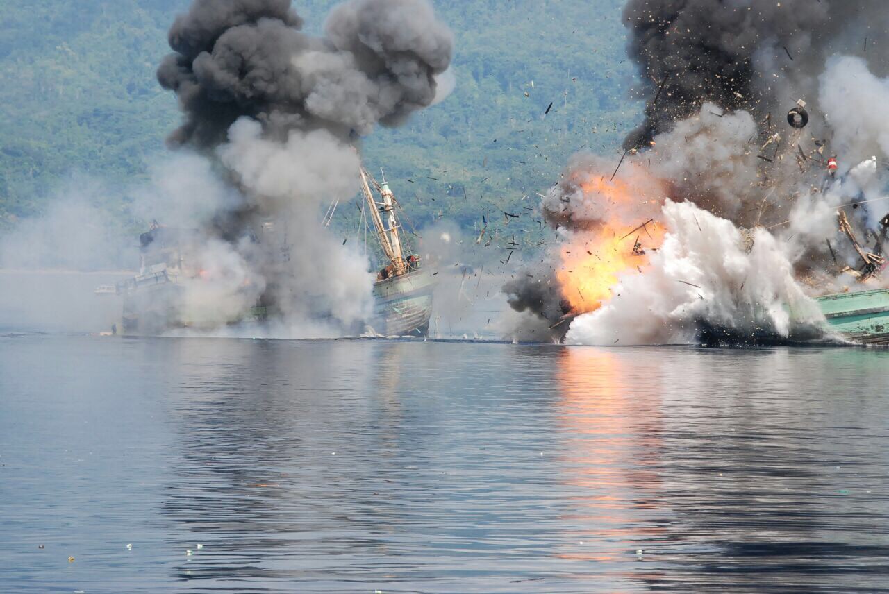 GOING DOWN. Two Papua New Guinea ships used for illegal fishing burning in Ambon Bay, Maluku, on December 21, 2014. Photo from the Indonesian Cabinet Secretariat