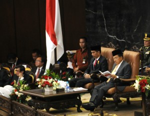 Presiden Jokowi didampingi Wakil Presiden Jusuf Kalla sesaat sebelum menyampaikan RAPBN 2016, di depan Rapat Paripurna DPR-RI, Jakarta, Jumat (14/8) siang