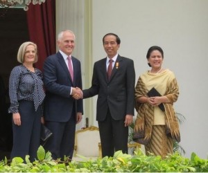 Presiden Jokowi didampingi Ibu Negara Iriana menyambut kedatangan PM Australia Malcolm Turnbull beserta istrinya Lucy Turnbull, di halaman Istana Merdeka, Jakarta, Kamis (12/11)