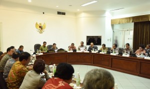 Presiden Jokowi saat memimpin Rapat Terbatas tentang DAK di Kantor Presiden, Jakarta (11/5). (Foto: Humas/Jay)