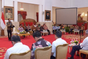 Presiden Jokowi memberikan pengantar pada sidang kabinet paripurna, di Istana Negara, Jakarta, Selasa (10/5) siang