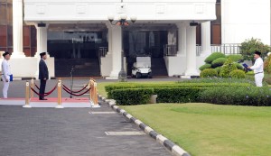 Upacara Peringatan Hari Kebangkitan Nasional ke-108 diingkungan Sekretariat Negara Sekretariat Kabinet, Bertindak sebagai Inspektur Upacara Kepala Sekretariat Wakil Presiden Drs. Mohamad Oemar, M.A. . Halaman Kantor Sekretariat Negera, Jumat(20/05) Pagi.