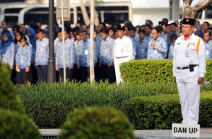 Upacara Peringatan Hari Kebangkitan Nasional ke-108 diingkungan Sekretariat Negara Sekretariat Kabinet, Bertindak sebagai Inspektur Upacara Kepala Sekretariat Wakil Presiden Drs. Mohamad Oemar, M.A. . Halaman Kantor Sekretariat Negera, Jumat(20/05) Pagi.