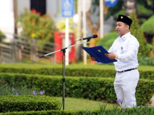 Upacara Peringatan Hari Kebangkitan Nasional ke-108 diingkungan Sekretariat Negara Sekretariat Kabinet, Bertindak sebagai Inspektur Upacara Kepala Sekretariat Wakil Presiden Drs. Mohamad Oemar, M.A. . Halaman Kantor Sekretariat Negera, Jumat(20/05) Pagi.