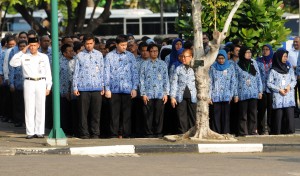 Upacara Peringatan Hari Kebangkitan Nasional ke-108 diingkungan Sekretariat Negara Sekretariat Kabinet, Bertindak sebagai Inspektur Upacara Kepala Sekretariat Wakil Presiden Drs. Mohamad Oemar, M.A. . Halaman Kantor Sekretariat Negera, Jumat(20/05) Pagi.