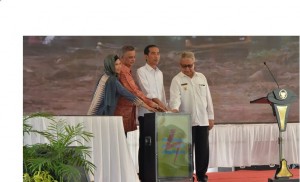 Presiden Jokowi didampingi Menteri BUMN, Dirut PT PLN, dan Gubernur Aceh menekan tombol sirene peresmian PLTMG Arun, di Lhoksesumawe, Aceh, Kamis (2/6) pagi. (Foto: Fitri/Humas)