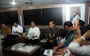 Presiden Jokowi melakukan kunungan kerja ke Pulau Natuna, Kepulauan Riau, Presiden Jokowi menggelar Rapat Terbatas di atas Kapal Republik Indonesia (KRI) Imam Bonjol yang berlayar di Perairan Natuna, Kamis(23/6) Siang.