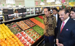 Presiden Jokowi memperhatikan produk yang disajikan di Lulu Hypermarket, Jakarta, Selasa (31/5) sore