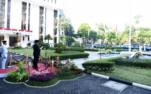 Sekrearis Kabinet Pramono Anung Menjadi Inspektur Upacara pada Upacara Hari Ulang Tahun kemerdekaan RI yang ke-71 di Lingkungan Sekretariat Negara dan Sekretariat Kabinet, Lapangan Uapacara Komplek Kementerian Sekretariat Negara Jakarta, Rabu, 17 Agustus 2016, Pagi.