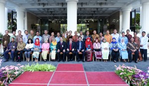 Sekrearis Kabinet Pramono Anung Menjadi Inspektur Upacara pada Upacara Hari Ulang Tahun kemerdekaan RI yang ke-71 di Lingkungan Sekretariat Negara dan Sekretariat Kabinet, Lapangan Uapacara Komplek Kementerian Sekretariat Negara Jakarta, Rabu, 17 Agustus 2016, Pagi.