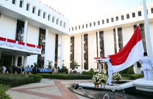 Sekrearis Kabinet Pramono Anung Menjadi Inspektur Upacara pada Upacara Hari Ulang Tahun kemerdekaan RI yang ke-71 di Lingkungan Sekretariat Negara dan Sekretariat Kabinet, Lapangan Uapacara Komplek Kementerian Sekretariat Negara Jakarta, Rabu, 17 Agustus 2016, Pagi.