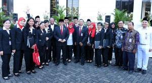 Sekrearis Kabinet Pramono Anung Menjadi Inspektur Upacara pada Upacara Hari Ulang Tahun kemerdekaan RI yang ke-71 di Lingkungan Sekretariat Negara dan Sekretariat Kabinet, Lapangan Uapacara Komplek Kementerian Sekretariat Negara Jakarta, Rabu, 17 Agustus 2016, Pagi.