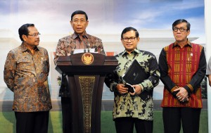 Menko Polhukam Wiranto memberikan keterangan pers terkait Saber Pungli di Kantor Presiden, Jakarta, Jumat (21/10) sore. (Foto: Humas/Nia)