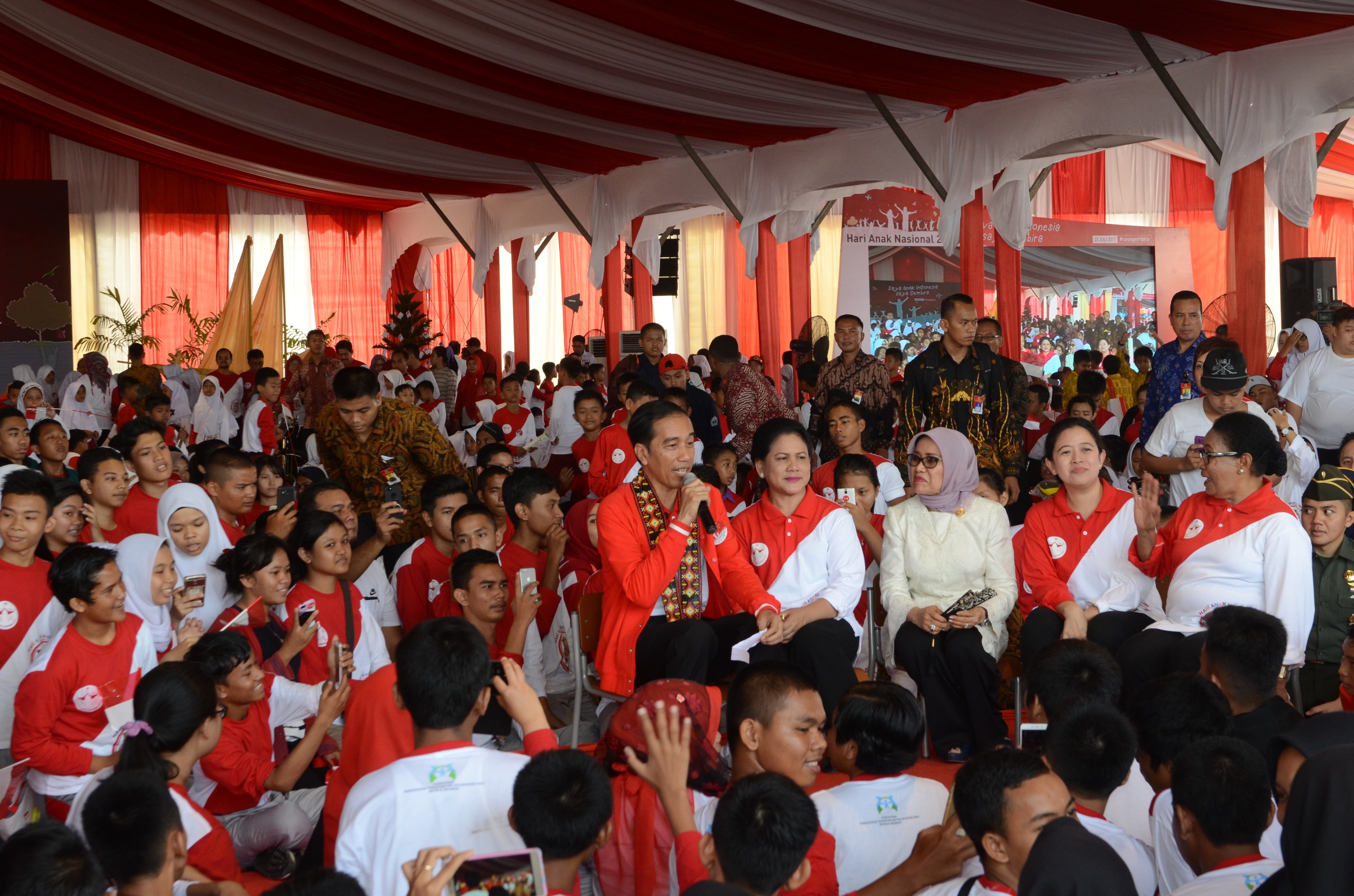 Presiden Jokowi dalam acara puncak Peringatan Hari Anak Nasional di Pekanbaru (setkab.go.id)