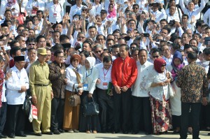 Presiden Jokowi berfoto bersama peserta Deklarasi Kebangsaan Perguruan se-Indonesia Tinggi Melawan Radikalisme, di Peninsula Island, Nusa Dua, Kab. Badung, Bali, Selasa (26/9) pagi. (Foto: JAY/Humas)