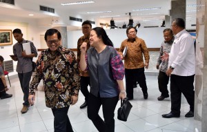 Menko PMK bersama Seskab dan Menteri lainnya berjalan beriringan usai mengikuti Rapat Terbatas di Kantor Presiden, Jakarta, Senin (3/11). (Foto: Humas/Jay)