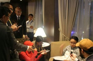 Menlu menyampaikan keterangan kepada wartawan usai mendampingi Presiden Jokowi bertemu dengan PM Shinzo Abe, di Hotel Diamond, Manila, Filipina, Minggu (12/11) sore. (Foto: Humas/Said)