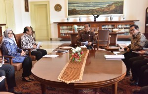 Presiden Jokowi saat menerima Ombudsman Republik Indonesia di Istana Kepresidenan Bogor, Jawa Barat, Kamis (7/12). (Foto: Humas/Rahmat)