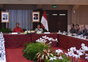 Presiden Jokowi saat memberikan pengantar pada di Grha Wiksa Praniti, Puslitbang Perumahan dan Pemukiman Kementerian PUPR, Bandung, Jabar, Selasa (16/1) malam. (Foto: Humas/Anggun).