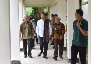 Presiden Jokowi didampingi Mendikbud Muhadjir Effendy dan Gubernur NTT Frans Lebu Raya dalam kunjungan ke NTT, Senin (8/1) pagi. (Foto: Agung Humas)
