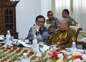 Seskab dan KSP berbincang sebelum Rapat Terbatas membahas Tindak Lanjut Program Dana Abadi Pendidikan di Istana Kepresidenan Bogor, Jawa Barat, 27 Desember 2017.