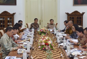 Presiden Jokowi saat sedang memberikan pengantar pada Rapat Terbatas membahas Tindak Lanjut Program Dana Abadi Pendidikan di Istana Kepresidenan Bogor, Jawa Barat, 27 Desember 2017.