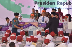 Presiden saat acara penyerahan Kartu Indonesia Pintar (KIP) dan Program Keluarga Harapan (PKH) di Sekolah Menengah Atas (SMA) Negeri 1 Kajen, Kabupaten Pekalongan, Jawa Tengah, Senin (15/1)