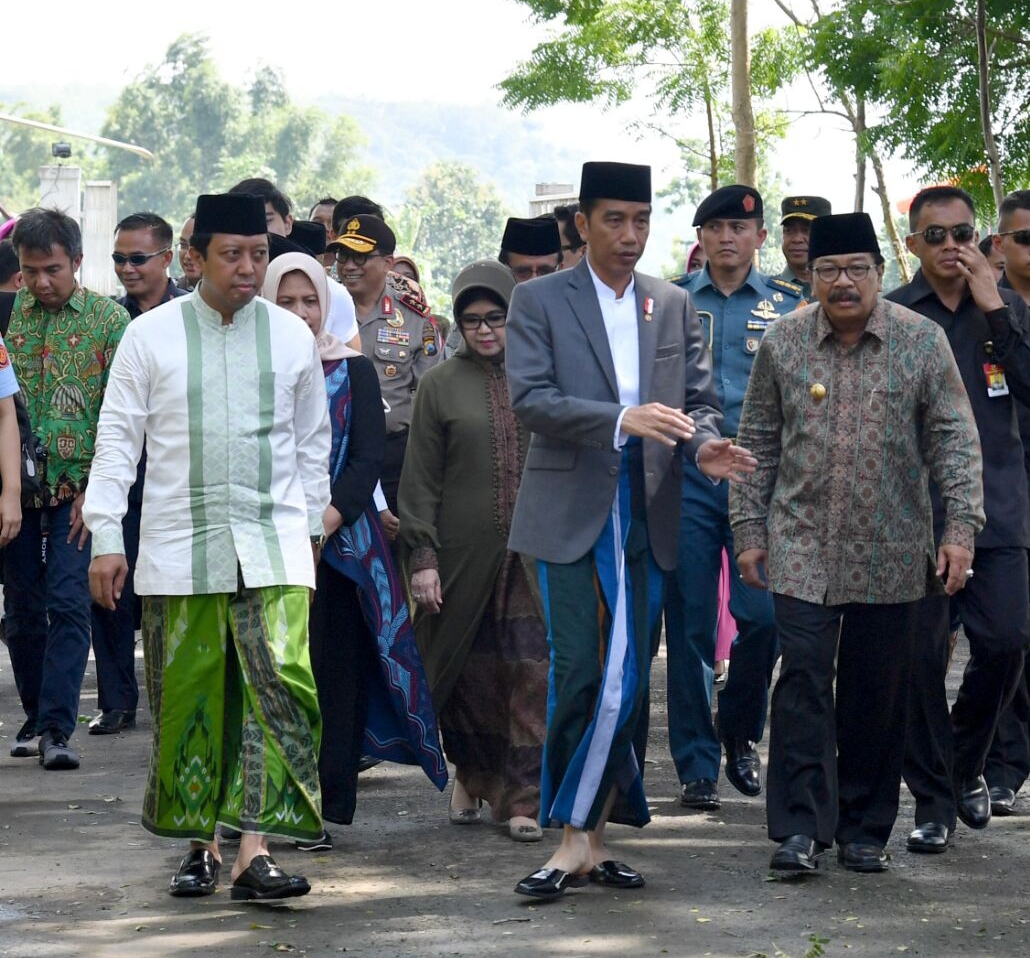 Presiden Jokowi didampingi Ketua Umum PPP Romahurmuziy (kiri) saat berkunjung ke Situbondo, Jawa Timur, pada 3 Februari 2018. Foto dari Setkab.go.id