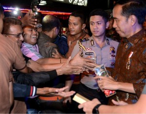 Presiden Jokowi menyapa warga saat berjalan mencari makan malam, di Ambon, Maluku, Selasa (13/2) malam. (Foto: Twitter @jokowi)