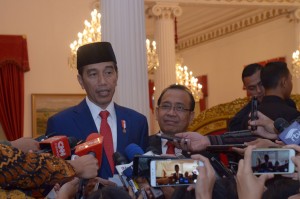 Presiden Jokowi didampingi Mensesneg menjawab wartawan di Istana Negara, Jakarta, Selasa (27/3) sore. (foto: OJI/Humas)