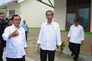 Presiden saat meninjau perumahan nelayan di Kabupaten Pangandaran, Jawa Barat, Selasa (24/4). (Foto: Humas/Oji).