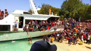 Suasana evakuasi wisatawan dari Gili Tarawangan, Lombok, NTB, Senin (6/8). (Foto: IST)