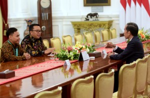 Juara dunia angkat besi Eko Yuli Irawan didampingi Menpora diterima Presiden Jokowi, di Istana Merdeka, Jakarta, Kamis (8/11) pagi. (Foto: Rahmat/Humas)