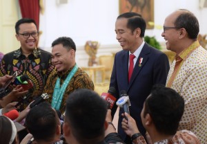 Presiden Jokowi, Menpora, dan Ketua Umum PB PABBSI mendampingi Eko Yulis menjawab wartawan, di Istana Merdeka, Jakata, Kamis (8/11) pagi. (Foto: Rahmat/Humas)