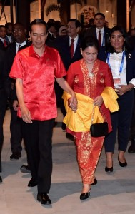 Presiden dan Ibu Negara dalam acara Gala Dinner APEC di Kutubu Convention Center, Port Moresby, Sabtu (17/11). (Foto: BPMI)