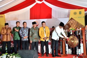 Presiden Jokowi memukul gong sebagai tanda Pembukaan Muktamar ke-21 IPM di Universitas Muhammadiyah Sidoarjo, Kabupaten Sidoarjo, Jawa Timur, Senin (19/11). (Foto: BPMI)