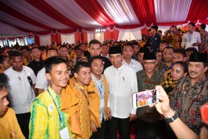 Presiden berfoto bersama peserta Muktamar ke-21 IPM di Universitas Muhammadiyah Sidoarjo, Kabupaten Sidoarjo, Jawa Timur, Senin (19/11). (Foto: BPMI)