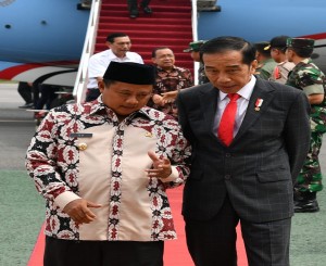 Presiden Jokowi disambut Wagub Jabar Uu Ruhzanul saat tiba di Bandara Husein Sastranegara, Bandung, Jabar, Senin (26/11) pagi. (Foto: Setpres)