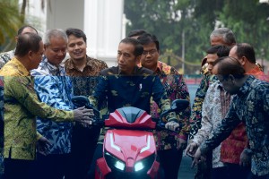 Presiden Jokowi menjajal motor listrik nasional Gesits di halaman Istana Merdeka, Jakarta, Rabu (7/11) siang. (Foto: OJI/Humas)