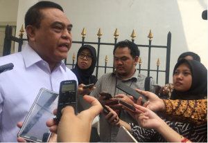 Menteri PANRB Syafruddin menjawab wartawan usai rapat terbatas, di Istana Kepresidenan Bogor, Jabar, Rabu (21/11) siang. (Foto: Rahmat/Humas)