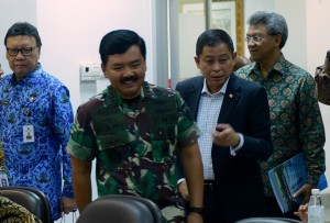 Menteri ESDM Ignasius Jonan bersama Panglima TNI dan Mendagri saat mengikuti Rapat Terbatas Percepatan Pelaksanaan Divestasi PT Freeport Indonesia, di Kantor Presiden, Jakarta, Kamis (29/11) siang. (Foto: Rahmat/Humas)