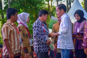 Presiden Jokowi menyerahkan secara simbolis SK perhutanan sosial kepada warga di Taman Wisata Alam Punti Kayu, Palembang, Sumatera Selatan, Minggu (25/11) sore. (Foto: AGUNG/Humas)