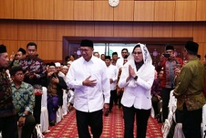 Menkeu Sri Mulyani Indrawati disambut Menag Lukman Hakim Saifuddin saat menghadiri peluncuran Beasiswa Santri LPDP, di Auditorium Kemenag, Jakarta, Senin (12/11) petang. (Foto: Humas Kemenag)