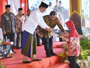 Presiden Jokowi saat acara penyerahan sertifikat hak atas tanah untuk rakyat di Pendopo 2 Kantor Bupati Bangkalan, Rabu (19/12). (Foto: BPMI)