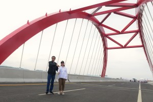 Presiden Jokowi didampingi Ibu Negara Iriana berpose di atas Jembatan Kali Kuto, saat meresmikan 3 ruas tol bagian dari Jalan Tol Trans Jawa, di Semarang, Jateng, Kamis (20/12) siang. (Foto: OJI/Humas)