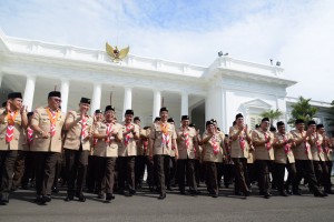 Presiden Jokowi berfoto bersama pengurus Kwarnas Pramuka masa bakti 2018-2023 di Halaman Tengah Istana Merdeka, Jakarta, Kamis (27/12). (Foto: Humas/Oji)