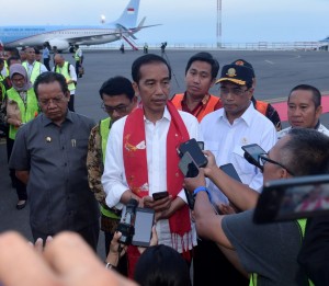 Presiden Jokowi menjawab wartawan saat berkunjung ke Kecamatan Luwuk, Kabupaten Banggai, Sulawesi Tengah, Minggu (23/12). (Foto: Setpres)