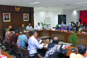 Deputi Seskab bidang Administrasi Farid Utomo menyambut Tim Evaluasi RB dan SAKIP dari Kementerian PANRB, di ruang rapat lantai IV Kemensetneg, Jakarta, Kamis (20/120 pagi. (Foto: AGUNG/Humas)