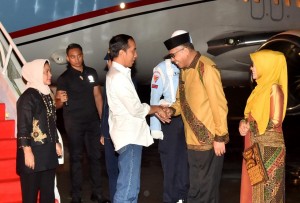 Presiden Jokowi saat tiba di Aceh, Kamis (13/12) malam. (Foto: BPMI). 
