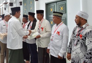 Presiden saat menyerahkan sertifikat tanah wakaf di Masjid Baiturrahman, Kota Banda Aceh, Jumat (14/12). (Foto: BPMI)